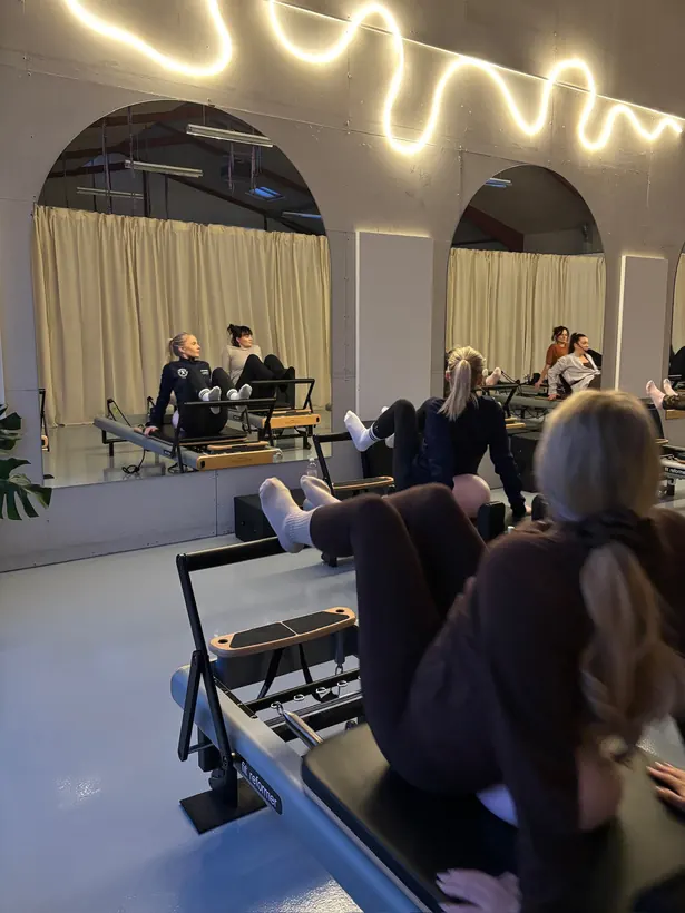 Lyst reformer-studie midt i en time